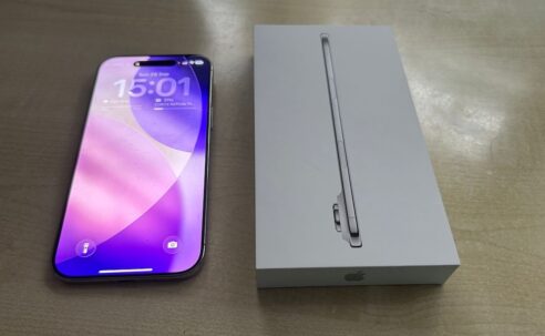 iPhone Air review showing Apple’s lightest iPhone unboxed with its slim design and display next to packaging