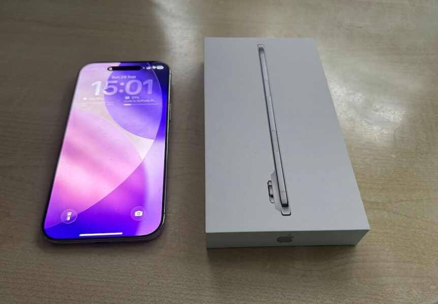 iPhone Air review showing Apple’s lightest iPhone unboxed with its slim design and display next to packaging